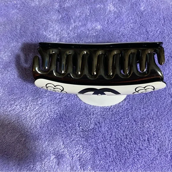 Chanel GWP VIPs Hair Claw 4” - Picture 3 of 3